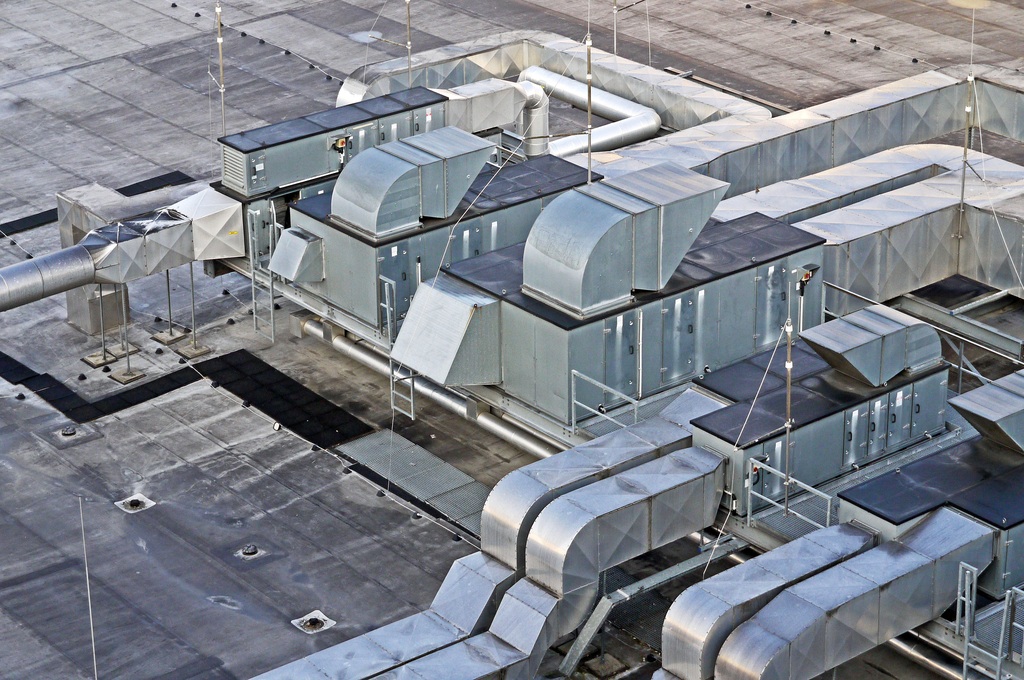 Equipamentos self contained e rooftop instalados em área industrial